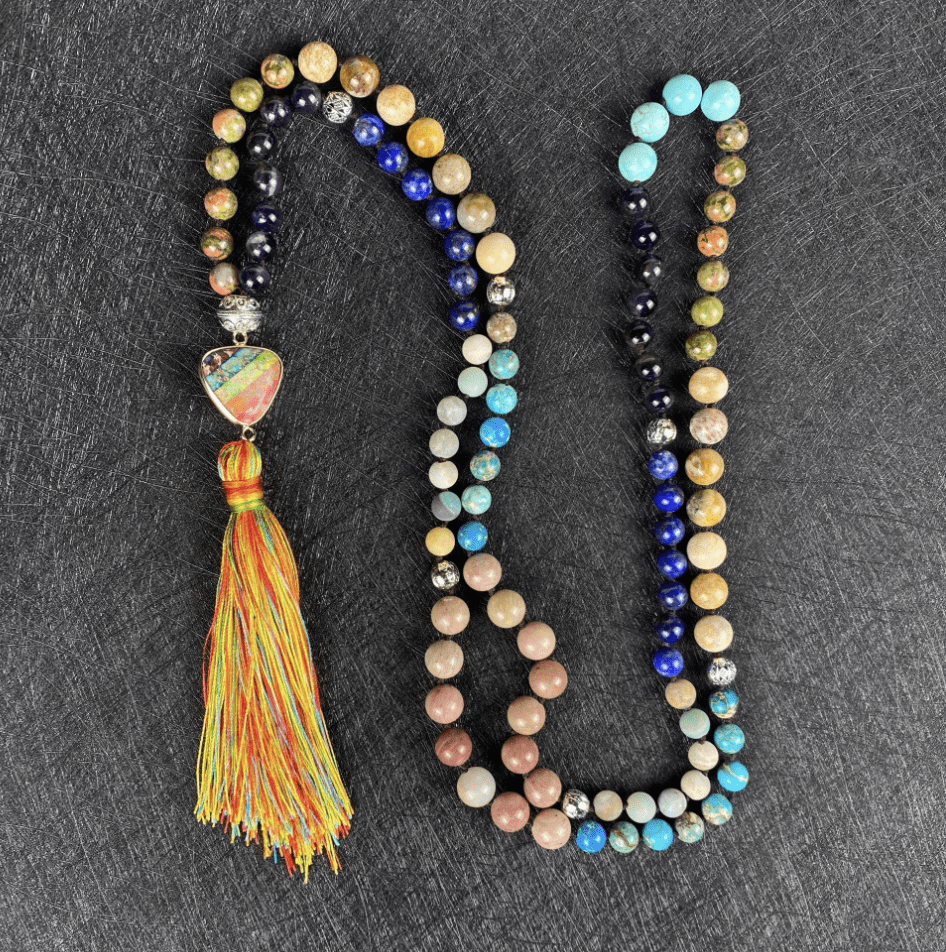 Bunte Mala-Kette mit Quaste, handgemacht, Boho-Stil, Natursteine, Schmuck für Meditation.
