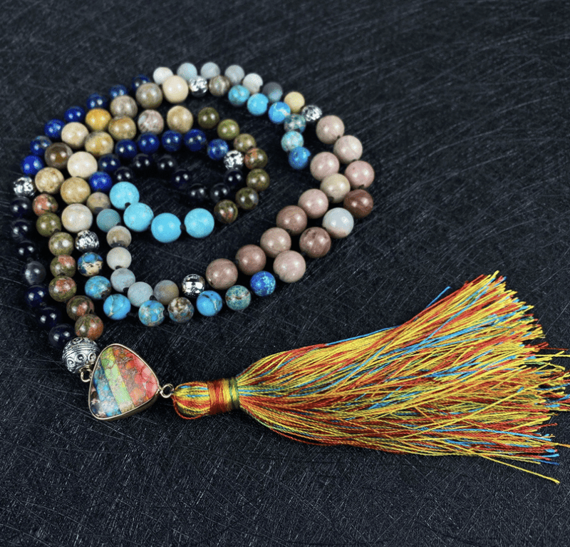 Bunte Mala-Kette mit Quaste, handgemacht, Boho-Stil, Natursteine, Meditationsschmuck.
