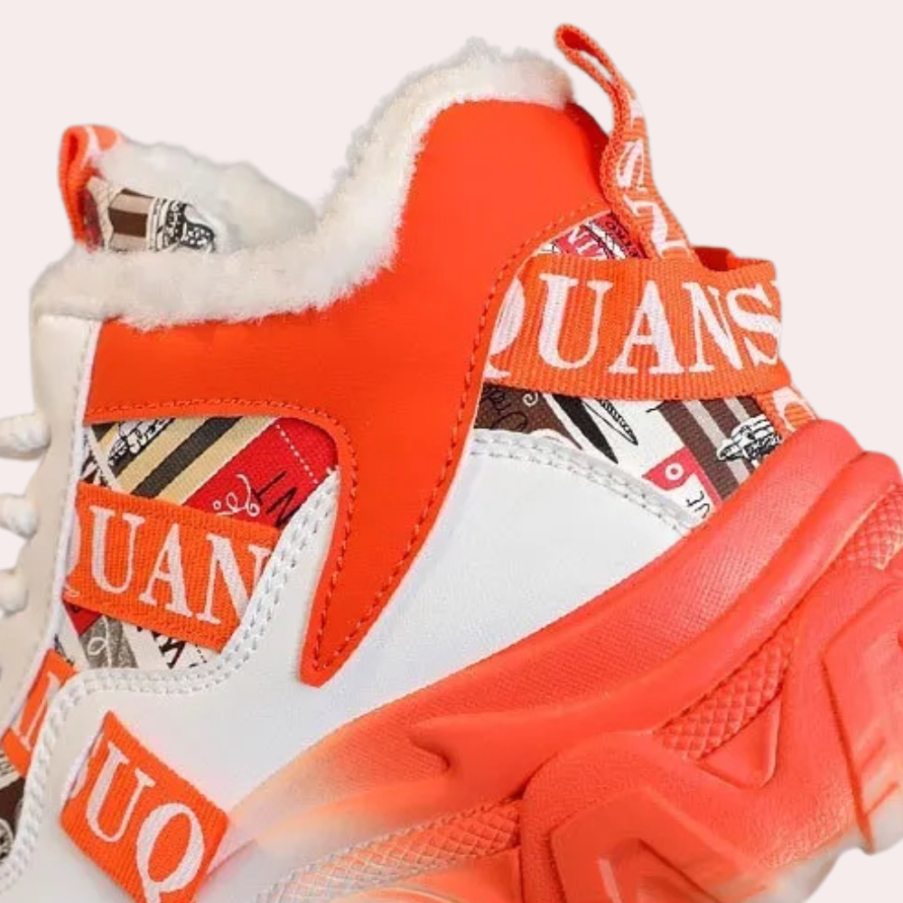 Weiße und orange Sneaker mit Fellfutter, modisches Design, bequeme Freizeitschuhe.