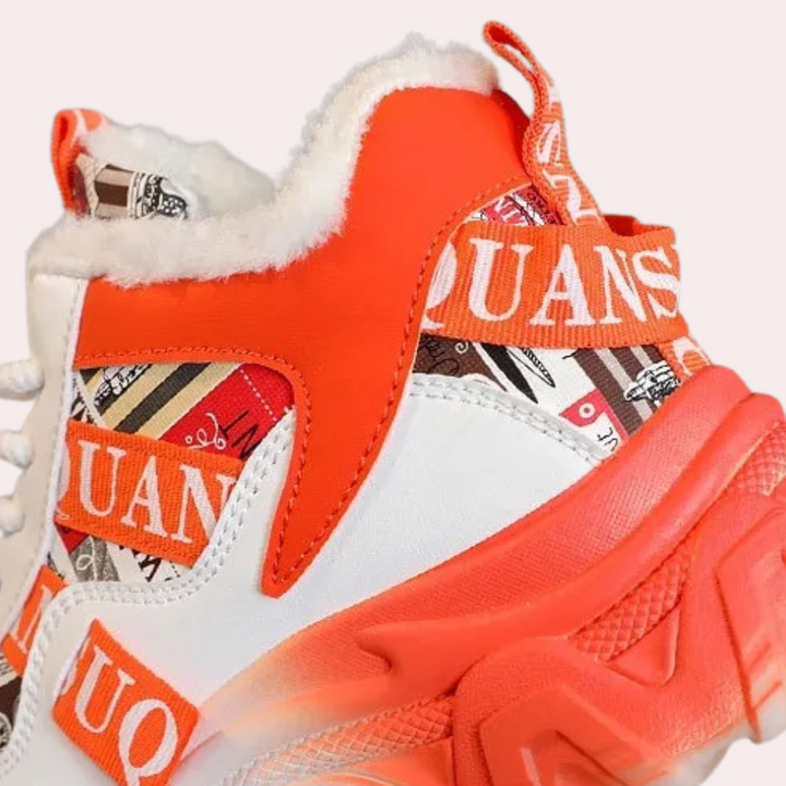 Weiße und orange Sneaker mit Fellfutter, modisches Design, bequeme Freizeitschuhe.