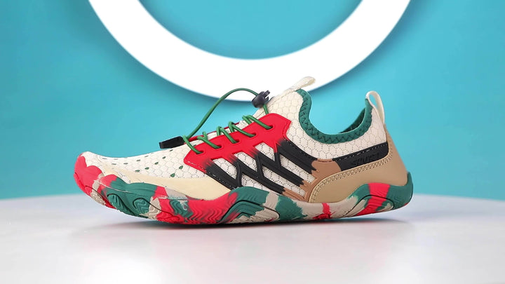 Bunte Sportschuhe mit rotem, grünem und beigem Design, ideal für Outdoor-Aktivitäten.