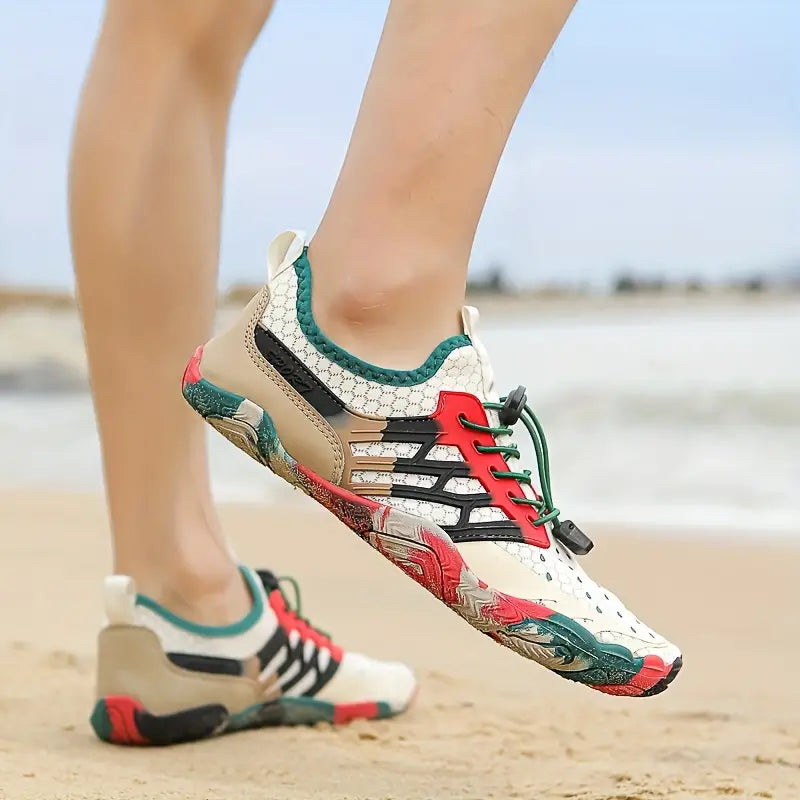 Bunte Outdoor-Wasserschuhe, rutschfest, atmungsaktiv, ideal für Strandaktivitäten.