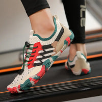 Beige Sportschuhe mit rotem und grünem Muster, rutschfeste Sohle, ideal für Fitness und Laufen.