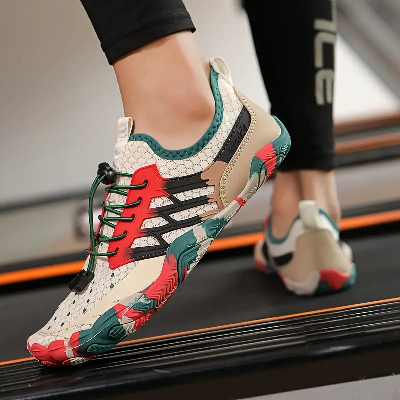 Beige Sportschuhe mit rotem und grünem Muster, rutschfeste Sohle, ideal für Fitness und Laufen.