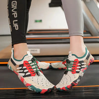 Zwei Paar bunte Sportschuhe auf Laufband, atmungsaktiv, rutschfest, ideal für Fitness.