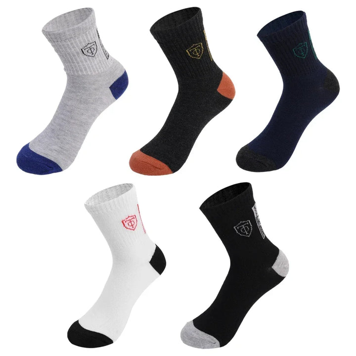 Fünf Paar bunte Sportsocken, Baumwolle, knöchelhoch, mit Logo, ideal für Fitness und Alltag.