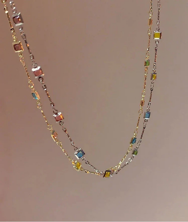 Zweireihige Halskette mit bunten quadratischen Edelsteinen, elegantes Schmuckdesign.