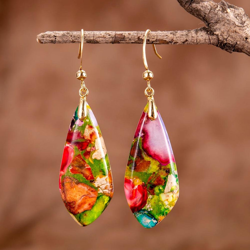 Bunte Hakenohrringe aus Stein, Damen, Gold, handgefertigter Schmuck, lebendige Farben.