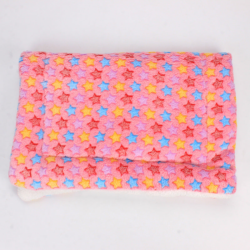 Rosa Babydecke mit bunten Sternen, weiches Fleece, kuschelig, ideal für Neugeborene.