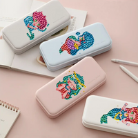 Vier bunte Federmäppchen mit Cartoon-Motiven auf einem Tisch, ideal für Schule und Büro.