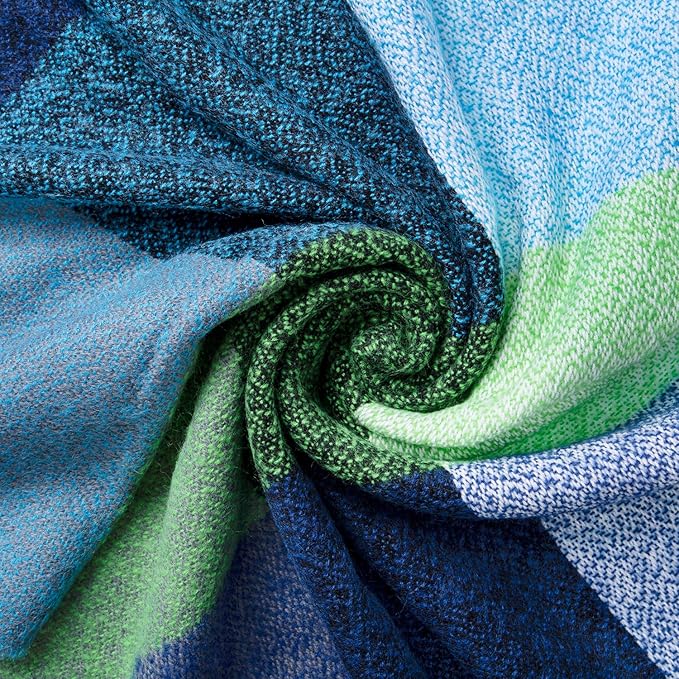 Bunte gestrickte Decke, blau-grün, weiche Textur, gemütlich, Heimdekoration, Nahaufnahme.