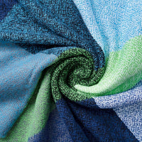 Bunte gestrickte Decke, blau-grün, weiche Textur, gemütlich, Heimdekoration, Nahaufnahme.