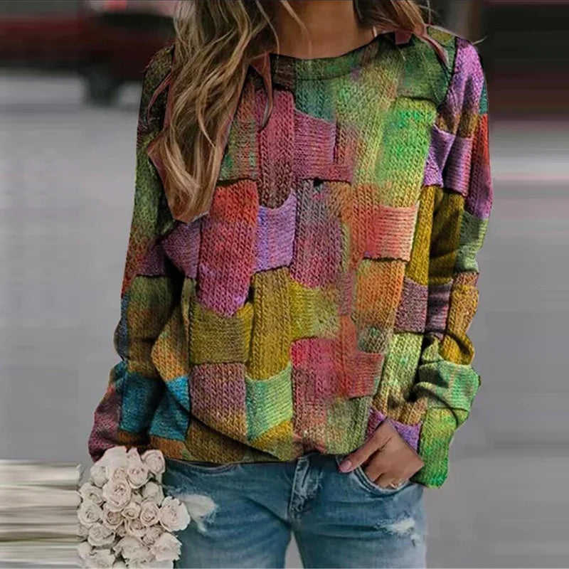 Frau in buntem Strickpullover, Patchwork-Design, lässig, mit Blumenstrauß, Jeans, Straße.