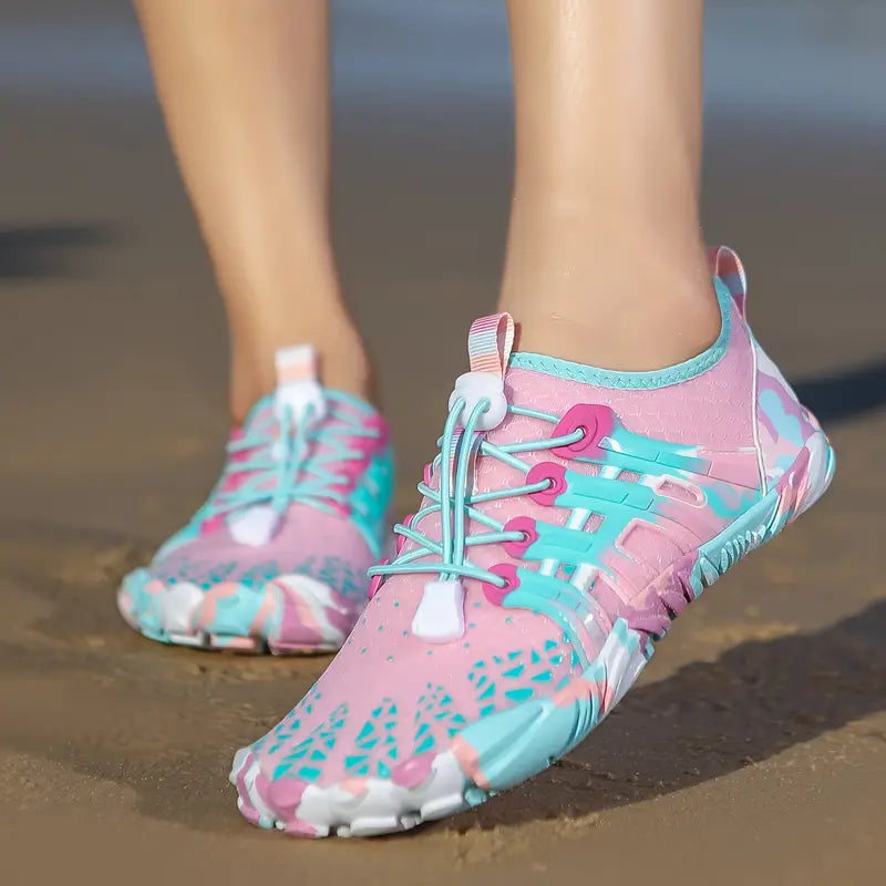 Rosa und blaue Wasserschuhe für Damen, rutschfest, atmungsaktiv, ideal für Strandaktivitäten.