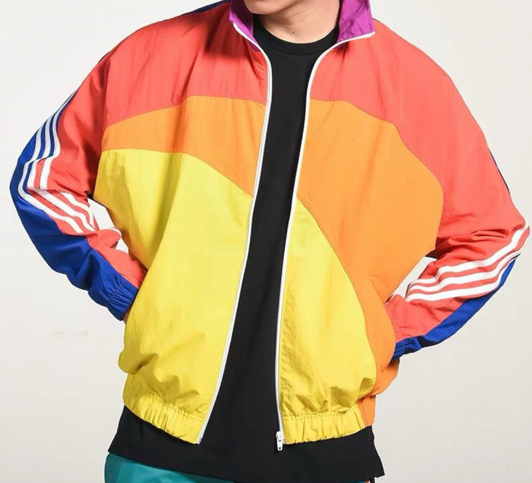 Bunter Retro-Windbreaker, 90er-Jahre-Stil, limitierte Edition, farbenfrohes Design.