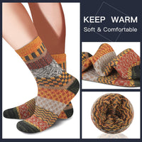 Bunte Wollsocken für Damen, warm und bequem, gestrickt, ideal für kalte Wintertage.