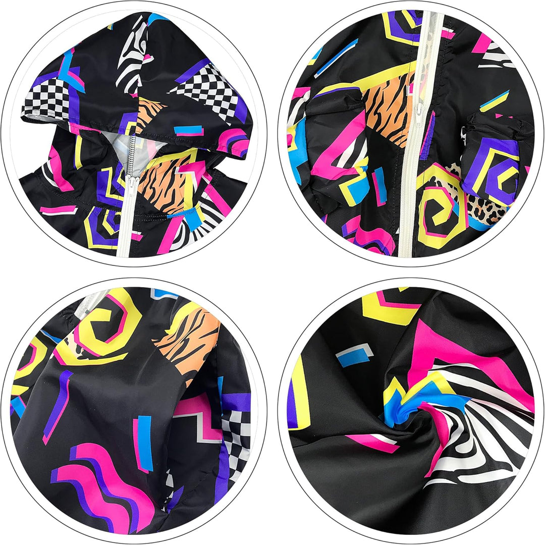 Bunter Regenmantel mit geometrischem Muster, Kapuze und Reißverschluss, wasserabweisend.