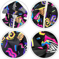 Bunter Regenmantel mit geometrischem Muster, Kapuze und Reißverschluss, wasserabweisend.