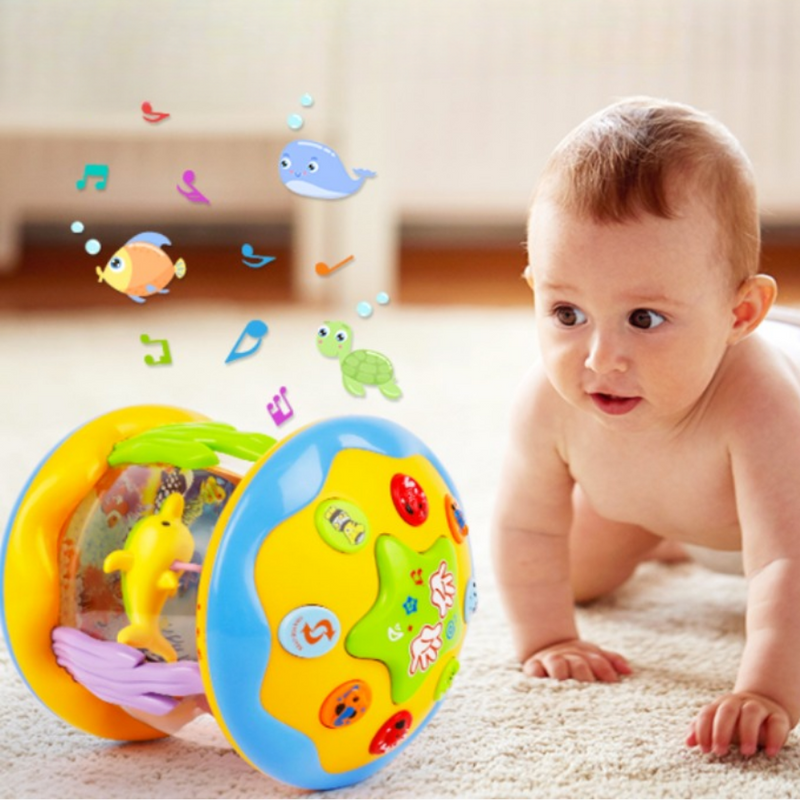 Baby spielt mit buntem, musikalischem Spielzeugball, interaktive Lichter und Geräusche.