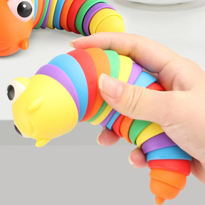 Bunte, flexible Raupe aus Silikon als Stressspielzeug in Hand gehalten.