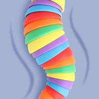 Bunter, flexibler Silikon-Kinderspielzeug-Wurm, regenbogenfarben, auf blauem Hintergrund.