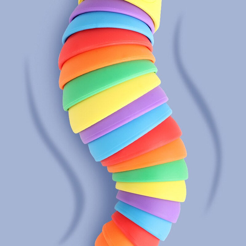 Bunter, flexibler Silikon-Kinderspielzeug-Wurm, regenbogenfarben, auf blauem Hintergrund.