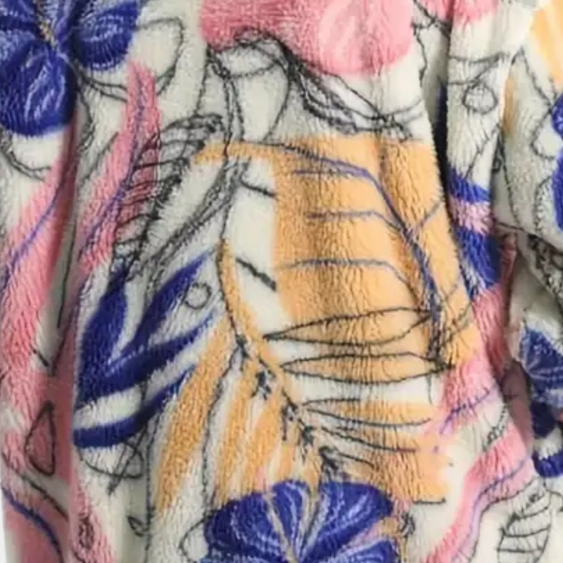 Bunter Fleece-Pullover mit abstraktem Blattmuster, rosa, blau, gelb, warm, gemütlich.