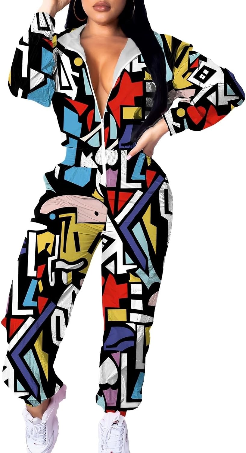 Frau in buntem, geometrischem Jumpsuit, Reißverschluss, Streetwear, modisch, bequem.