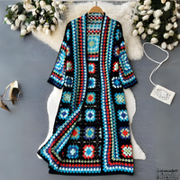 Bunter gehäkelter Cardigan mit Blumenmuster, Damenmode, lang, Boho-Stil, handgefertigt.