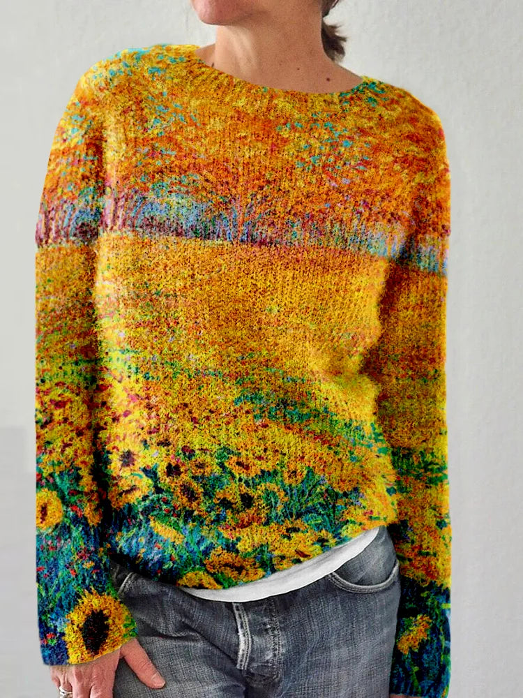 Frau trägt bunten Strickpullover mit Blumenmuster, gelb-orange-blau, lässiger Stil.