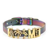 Buntes Armband mit goldenen Buchstaben und Flamingo-Charms, verstellbar, modisch.