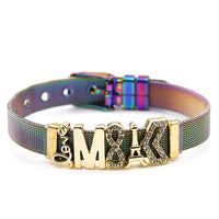 Buntes Armband mit goldenen Buchstaben, verstellbar, modisch, Edelstahl, Damenaccessoire.