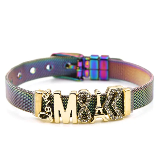 Buntes Armband mit goldenen Buchstaben, verstellbar, modisch, Edelstahl, Damenaccessoire.