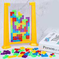 Buntes Tetris-Spielzeug aus Kunststoff, stapelbare Bausteine, gelber Rahmen, Kinderpuzzle.