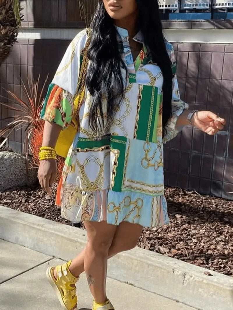 Frau in buntem, gemustertem Hemdkleid und gelben Sandalen spaziert draußen.