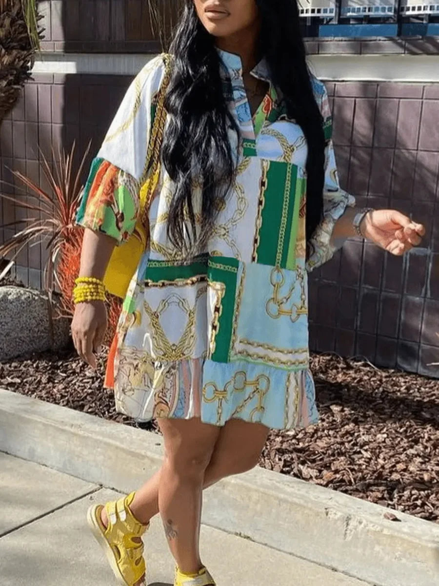 Frau in buntem, gemustertem Hemdkleid und gelben Sandalen spaziert draußen.