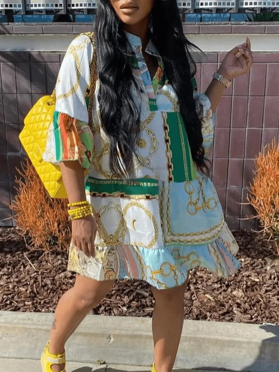 Frau in gemustertem Sommerkleid mit gelber Tasche und Sandalen, modisch, urbaner Stil.