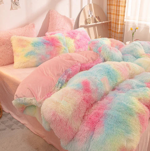 Buntes, flauschiges Bettwäsche-Set aus Kunstfell auf rosa Bett, Schlafzimmer-Dekoration.