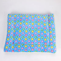 Buntes Hundebett mit Sternenmuster, weiches Plüschmaterial, rechteckig, waschbar.