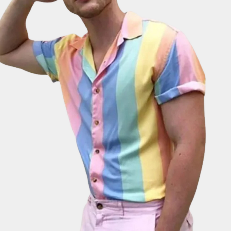 Mann in kurzärmligem, bunt gestreiftem Hemd aus Baumwolle, Sommermode, Freizeitkleidung.