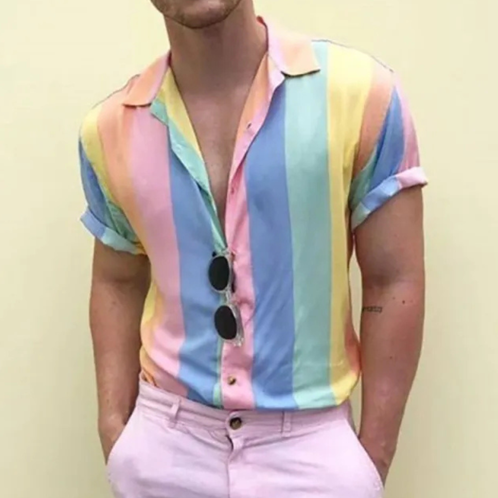 Bunte gestreifte Herrenhemd, kurzärmelig, pastellfarben, Sommermode, lässiger Stil.