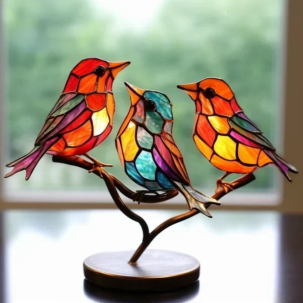 Buntglas-Vogelfiguren auf Ast, dekorative Skulptur, farbenfrohe Glasvögel, Fensterdekoration.