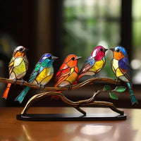 Buntglas-Vogelfiguren auf Ast, dekorative Skulptur, farbenfrohe Wohnkultur, Tischdekoration.