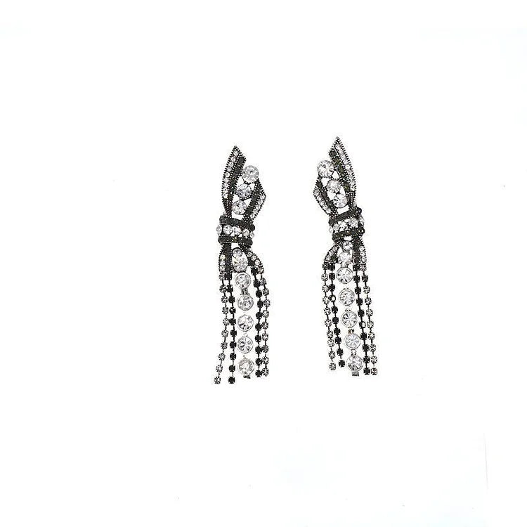 Schwarze Strass-Ohrringe mit Schleifen-Design, funkelnde Kristalle, eleganter Schmuck.