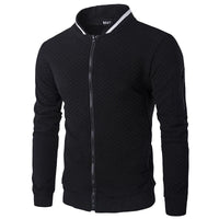 Schwarze Herrenjacke, Stehkragen, Reißverschluss, gesteppter Stoff, Slim Fit, langärmlig.
