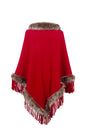 Rotes Poncho mit Kunstfellbesatz und Fransen, Damenmode, Winterbekleidung, elegant und warm.