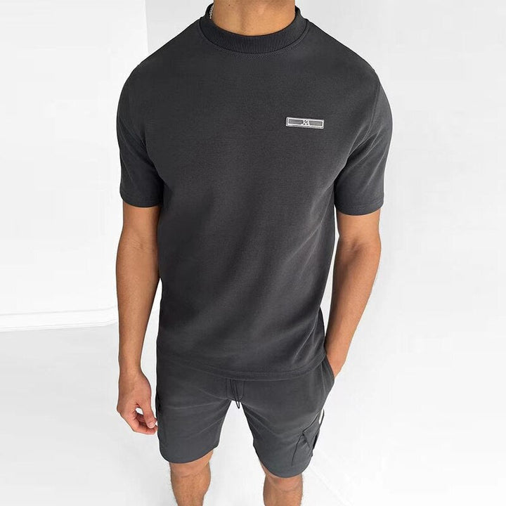 Schwarzes Herren-T-Shirt und Shorts Set, sportlich, casual, mit Taschen, Streetwear.