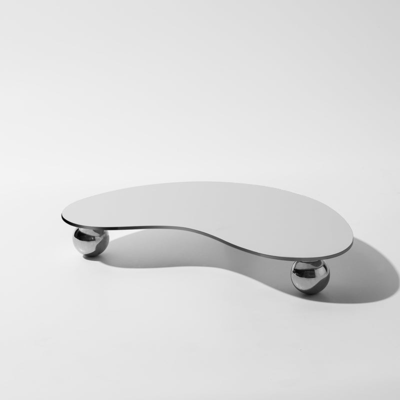 Moderner Nierentisch, weiß, mit runden Metallfüßen, minimalistisches Design, Wohnzimmermöbel.