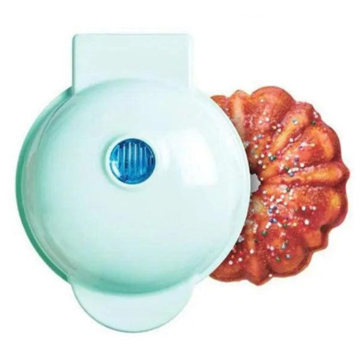 Mini-Kuchenmaschine in Weiß mit gebackenem Kuchen, verziert mit bunten Streuseln.