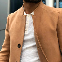 Herrenmantel beige, Stehkragen, Knopfleiste, eleganter Stil, Herbstmode, Wollmischung.